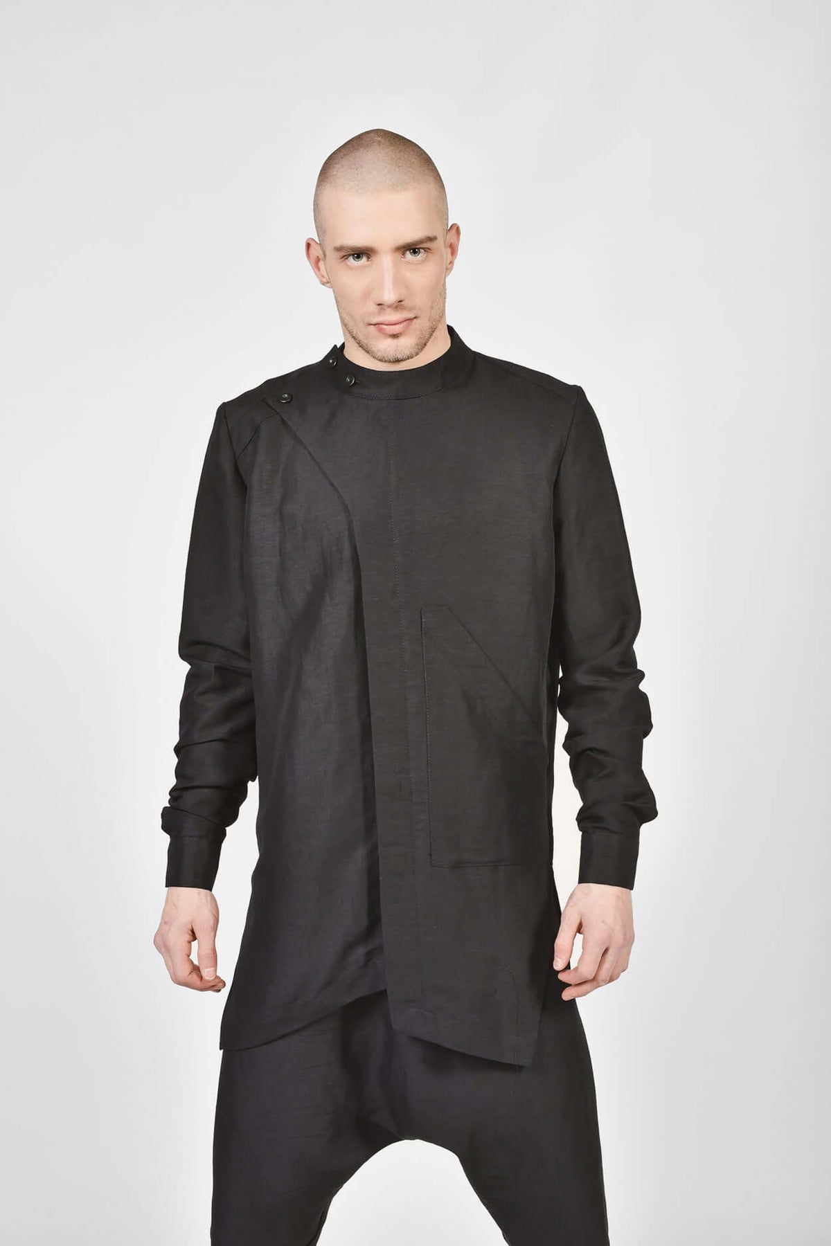 Nuova camicia ampia con collo alto