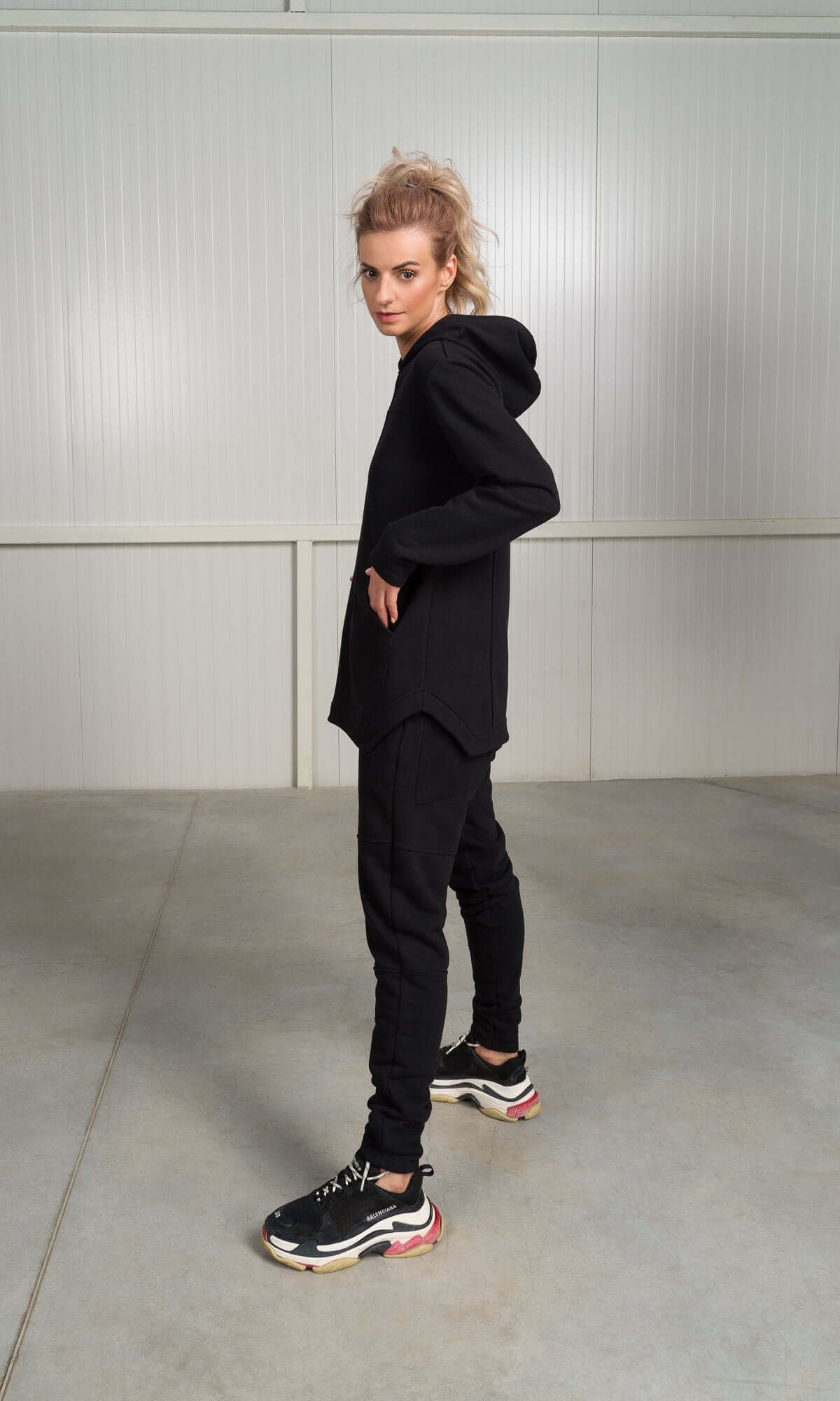 Hoodie en coton avec poches avant et coutures apparentes, haut chaud à capuche confectionné à la main par Aakasha