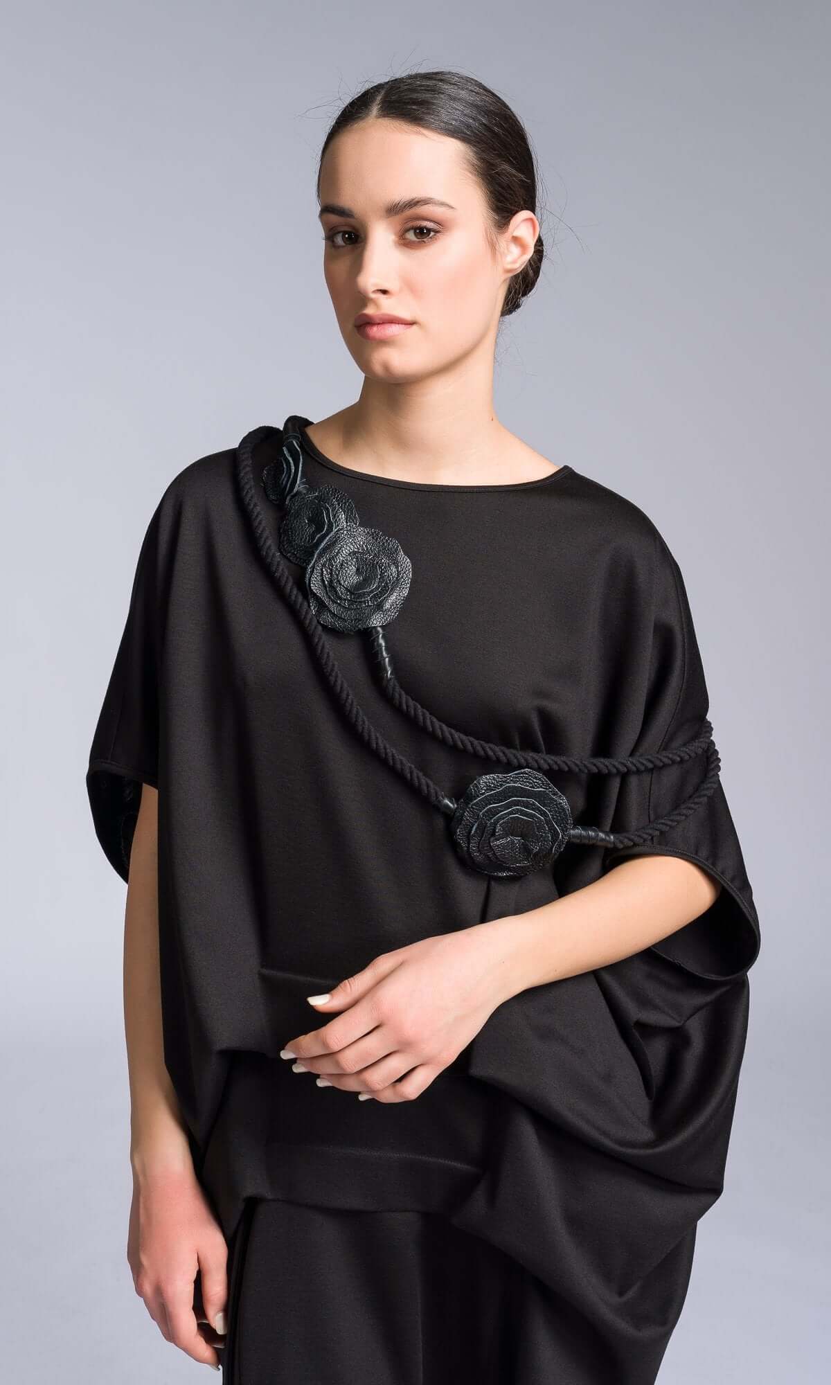 Collana in corda nera e rose in vera pelle
