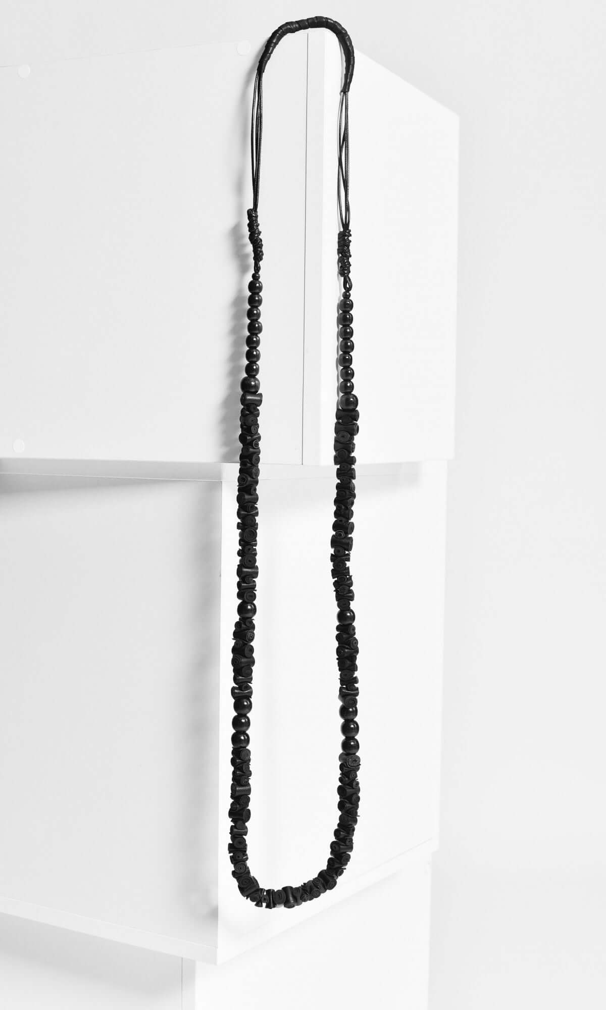 Long collier noir en cuir véritable