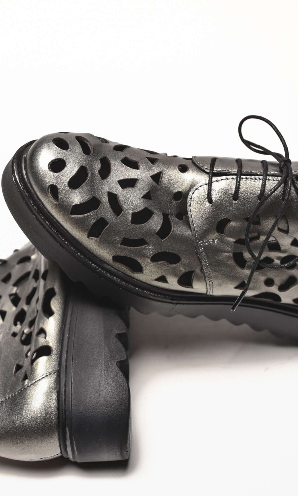 Scarpe traforate grigio argento in vera pelle
