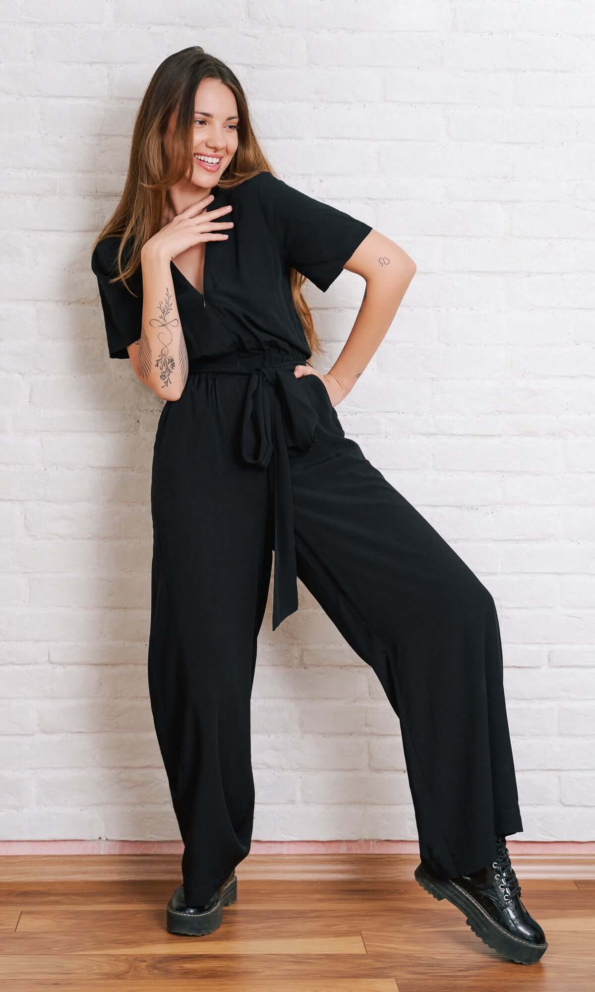 Jumpsuit mit weitem Bein und Bindegürtel