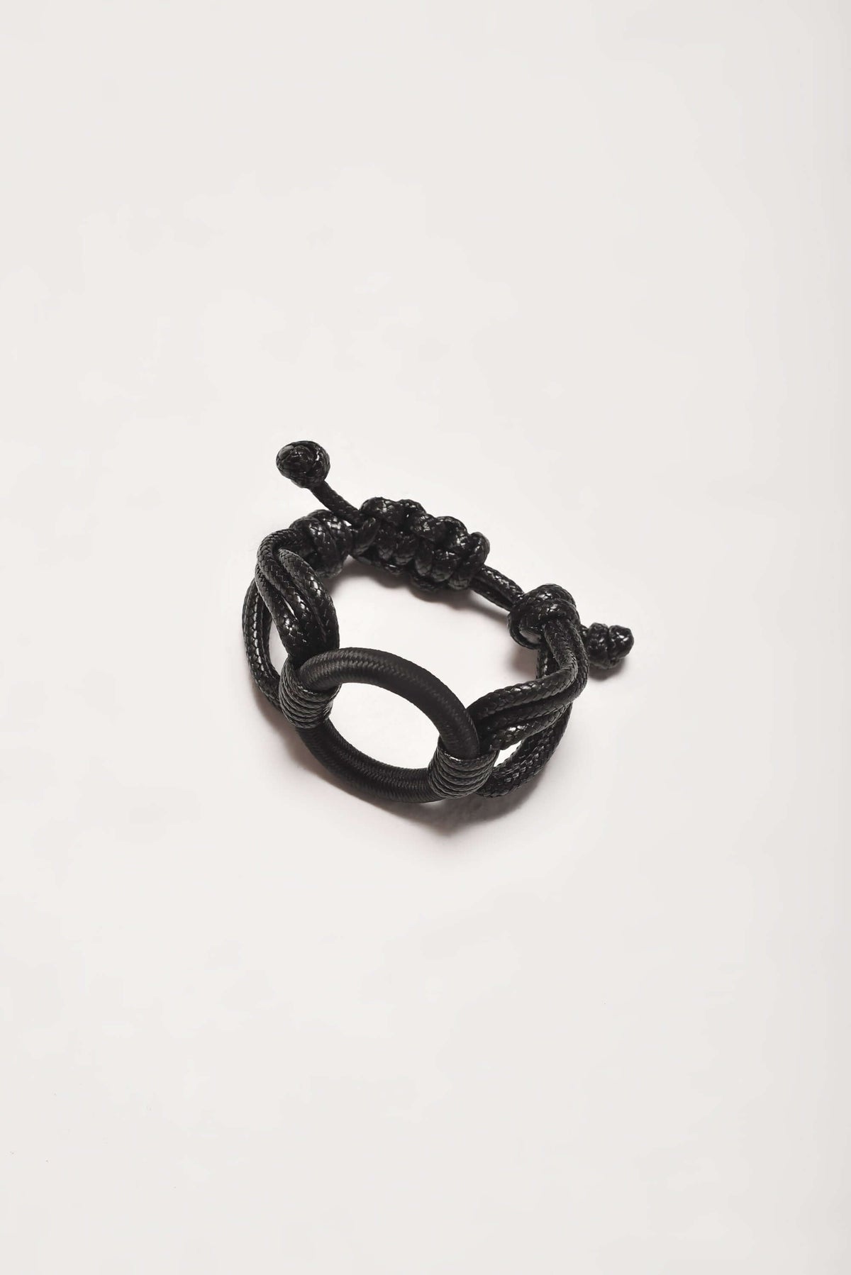 Bracciale nero stravagante in pelle con cerchi