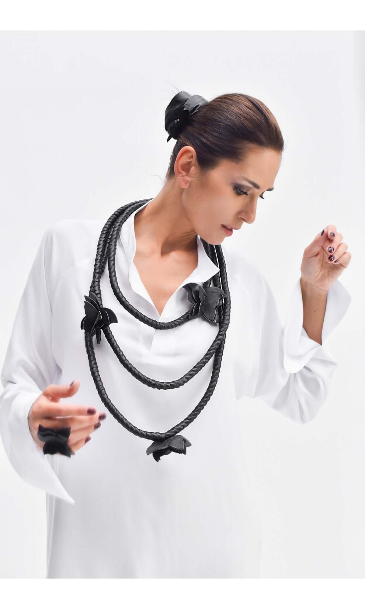 Bellissima collana in pelle con farfalla