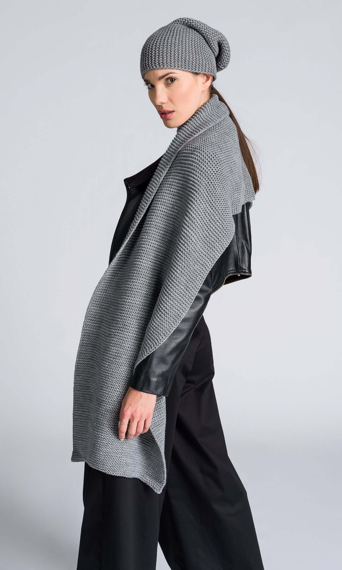 Ensemble deux pièces avec écharpe extra-longue et bonnet en maille