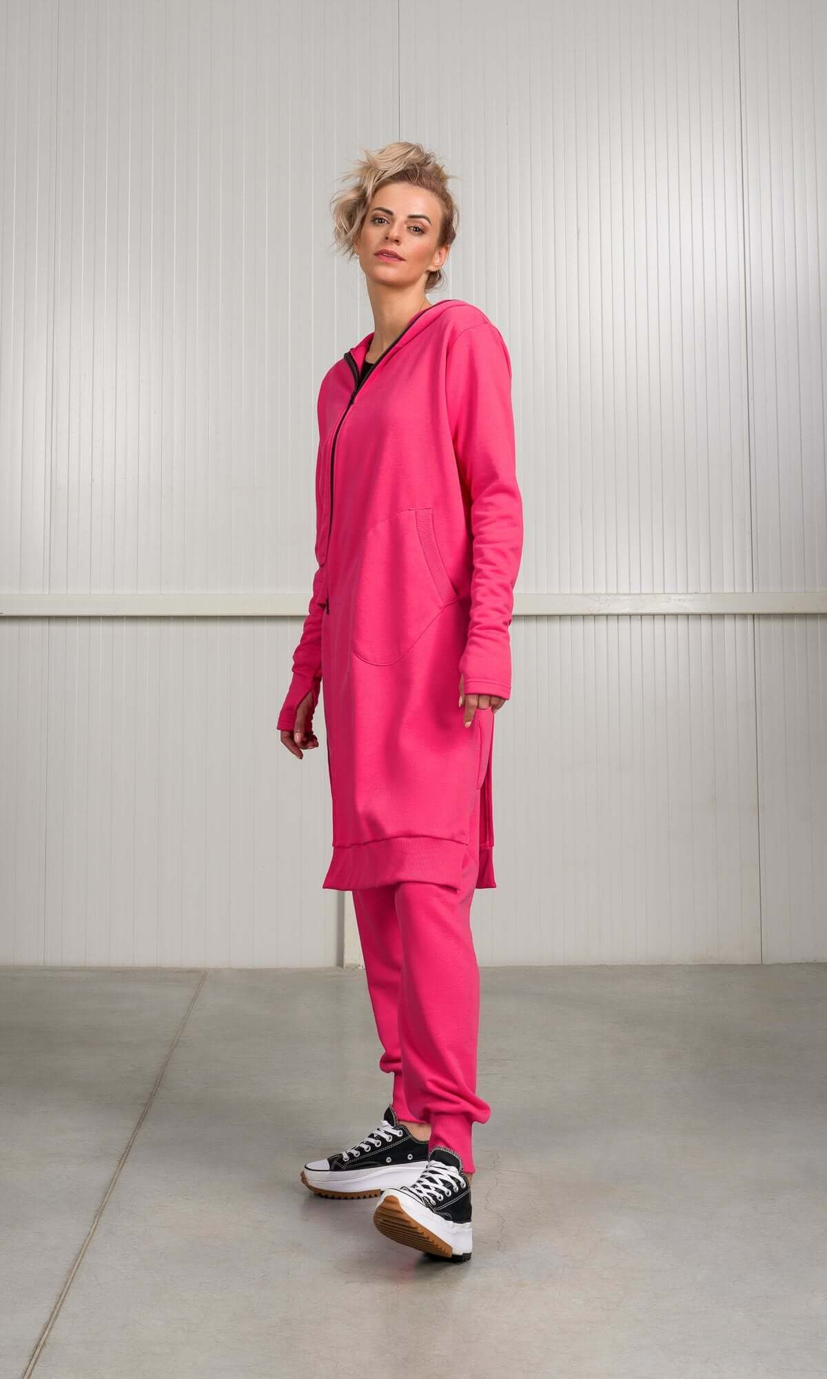 Ensemble deux pièces avec sweat à capuche asymétrique et jogging à revers