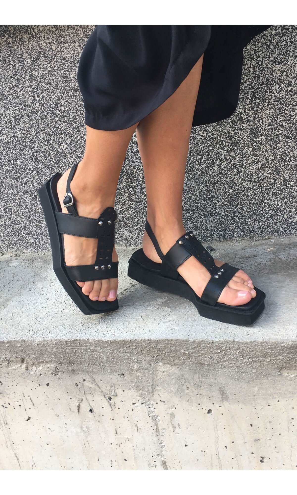 Sandali bassi con borchie e rivetti in metallo