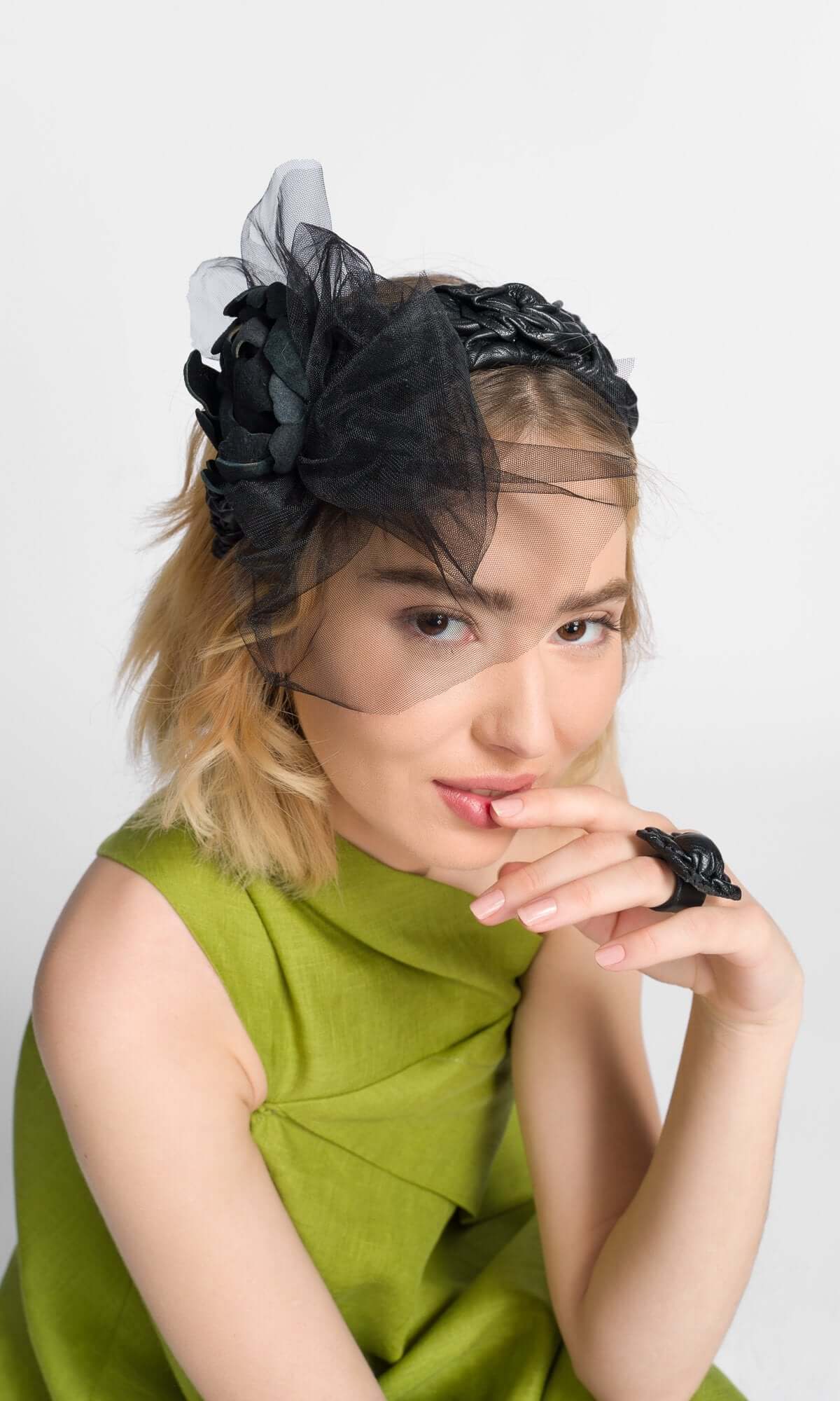 Cerchietto in pelle con fiore in tulle