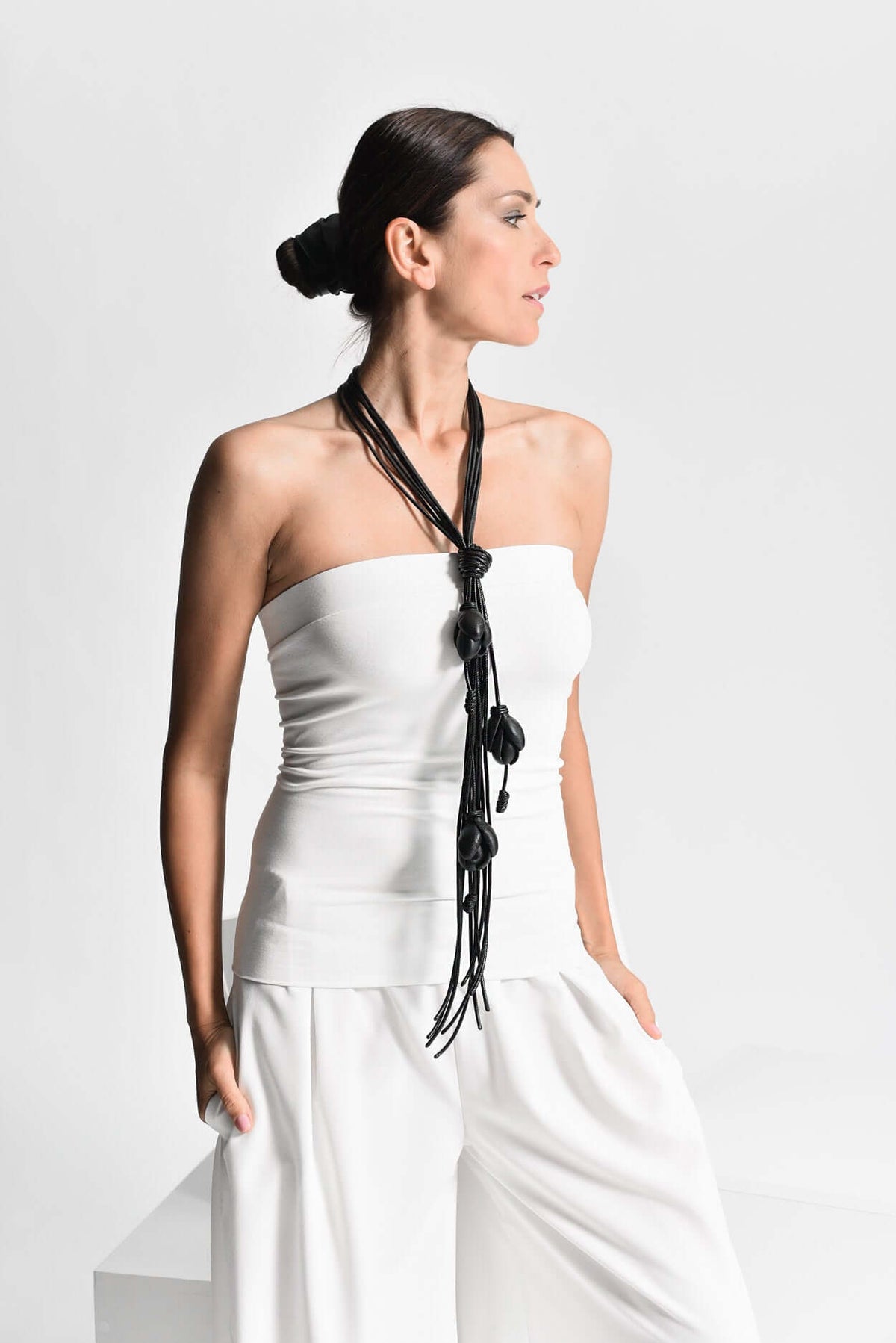 Collana regolabile in pelle con fiore