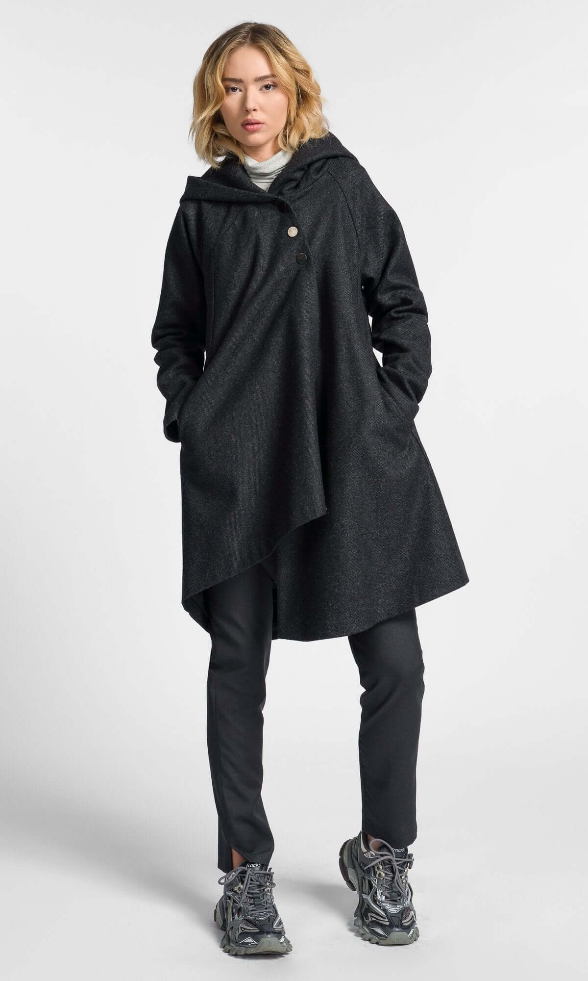 Manteau asymétrique à dos drapé