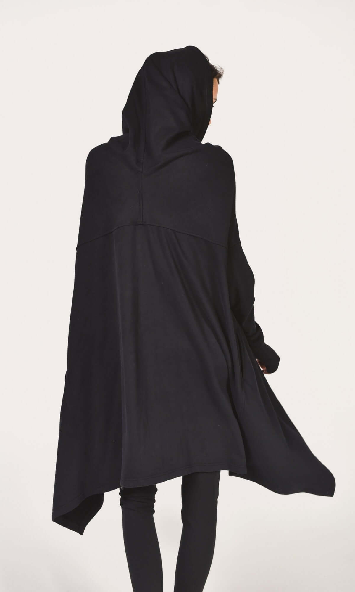 Hoodie a collo alto con orlo asimmetrico
