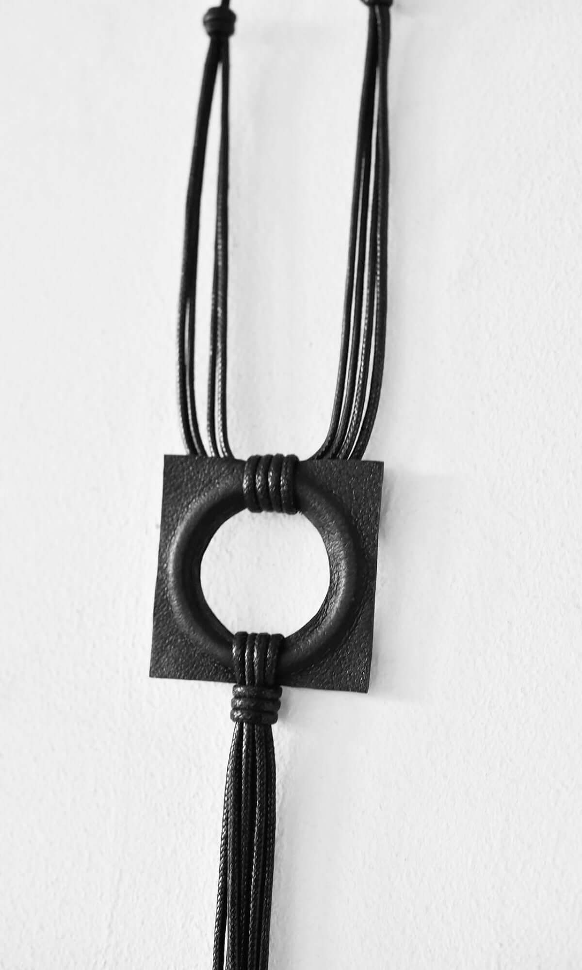Collier tendance avec pendentif en cuir
