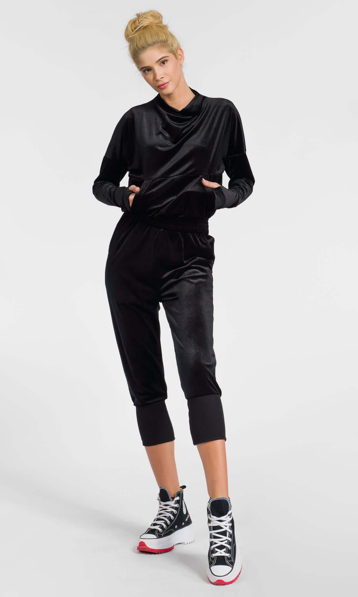 Samtbluse mit Wasserfallausschnitt