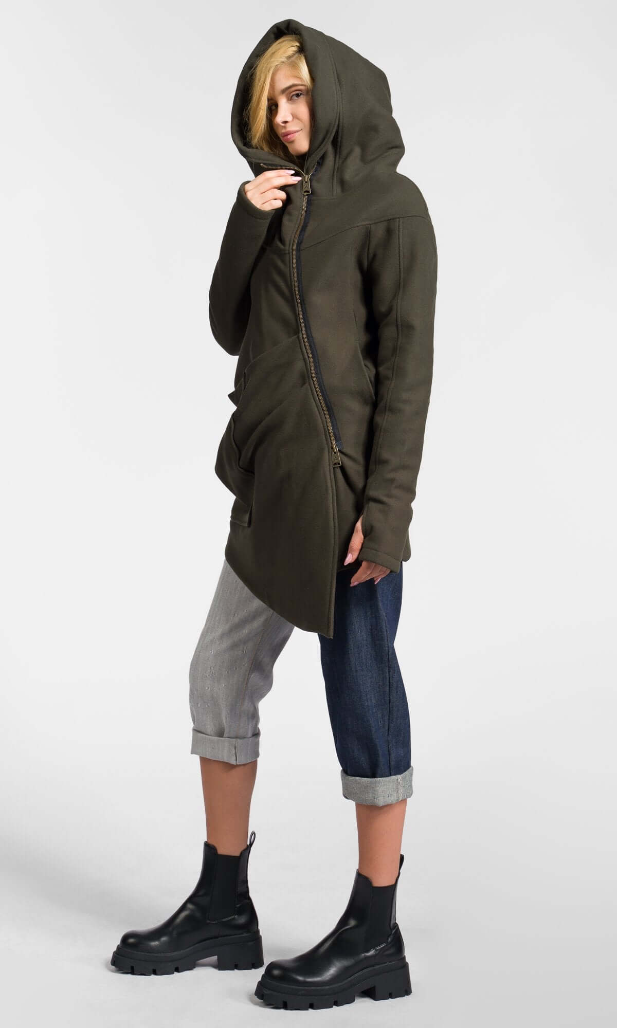 Cappotto asimmetrico particolare in cashmere con cappuccio A07198