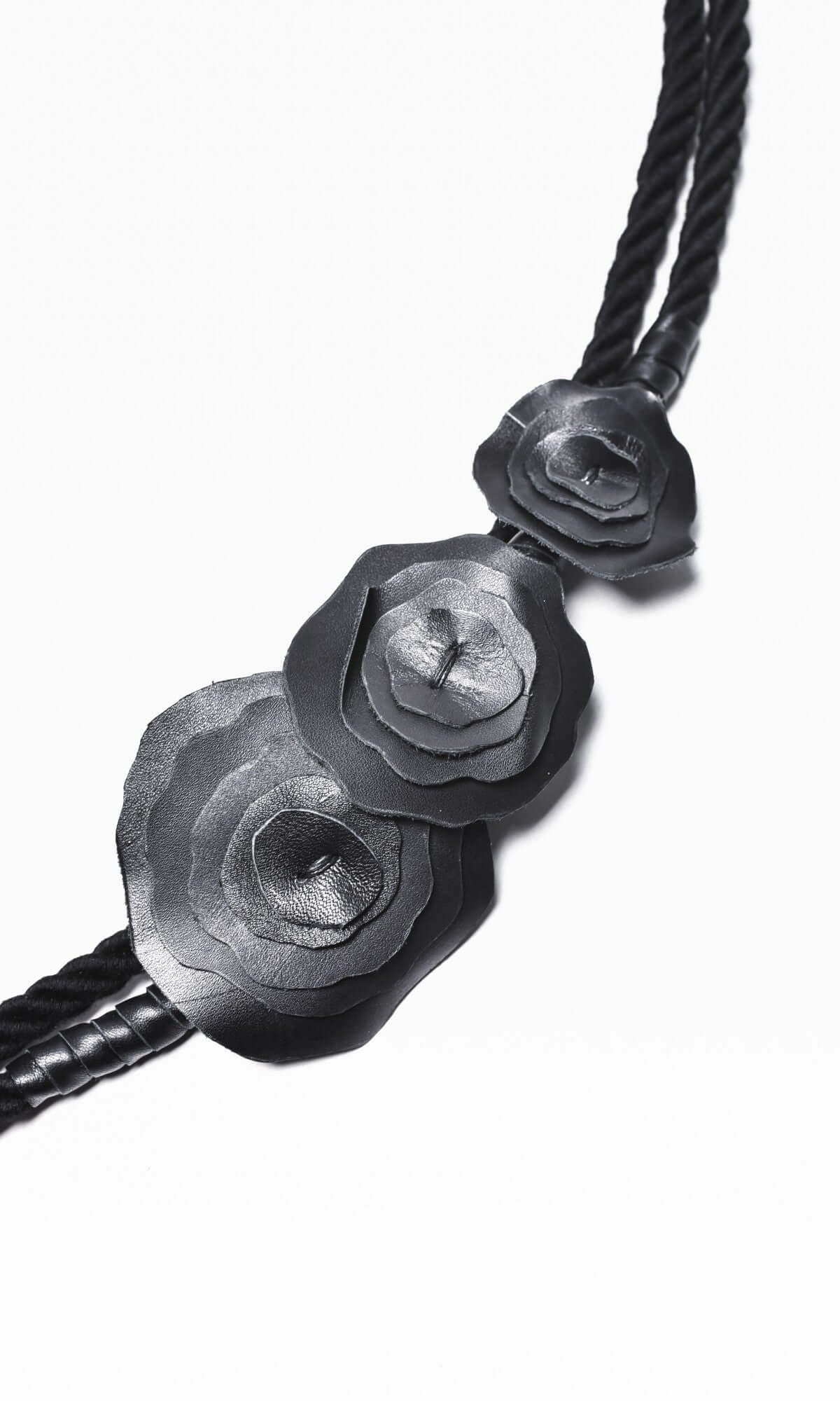 Collier en corde noire orné de roses en cuir véritable