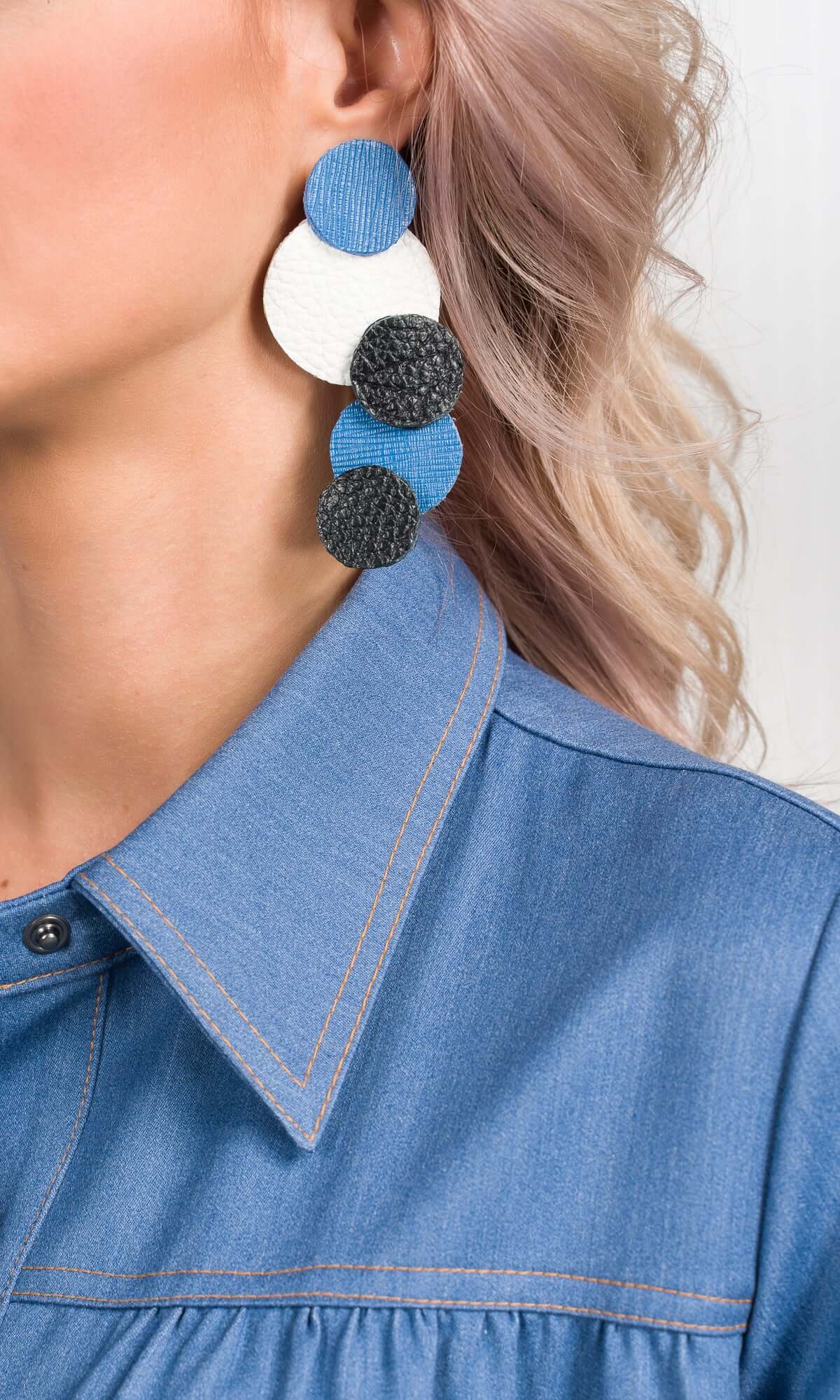 Orecchini in pelle con cerchi blu e bianchi