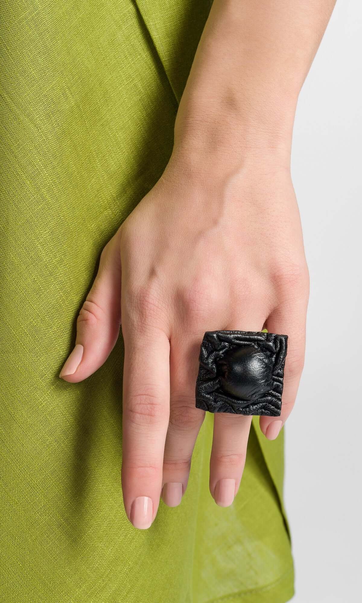 Anello quadrato in pelle nera