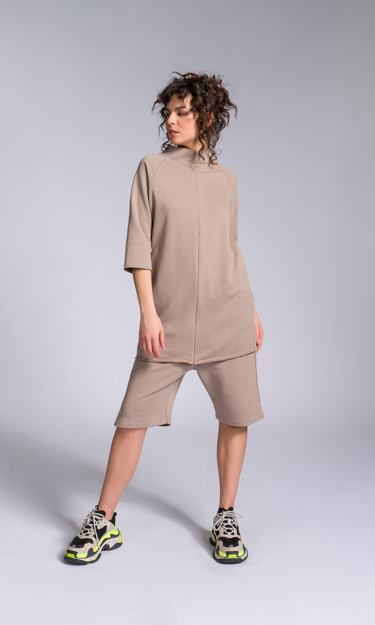 Two-piece Set of Tunic Sweatshirt with Zipper Slits and Cotton Shorts