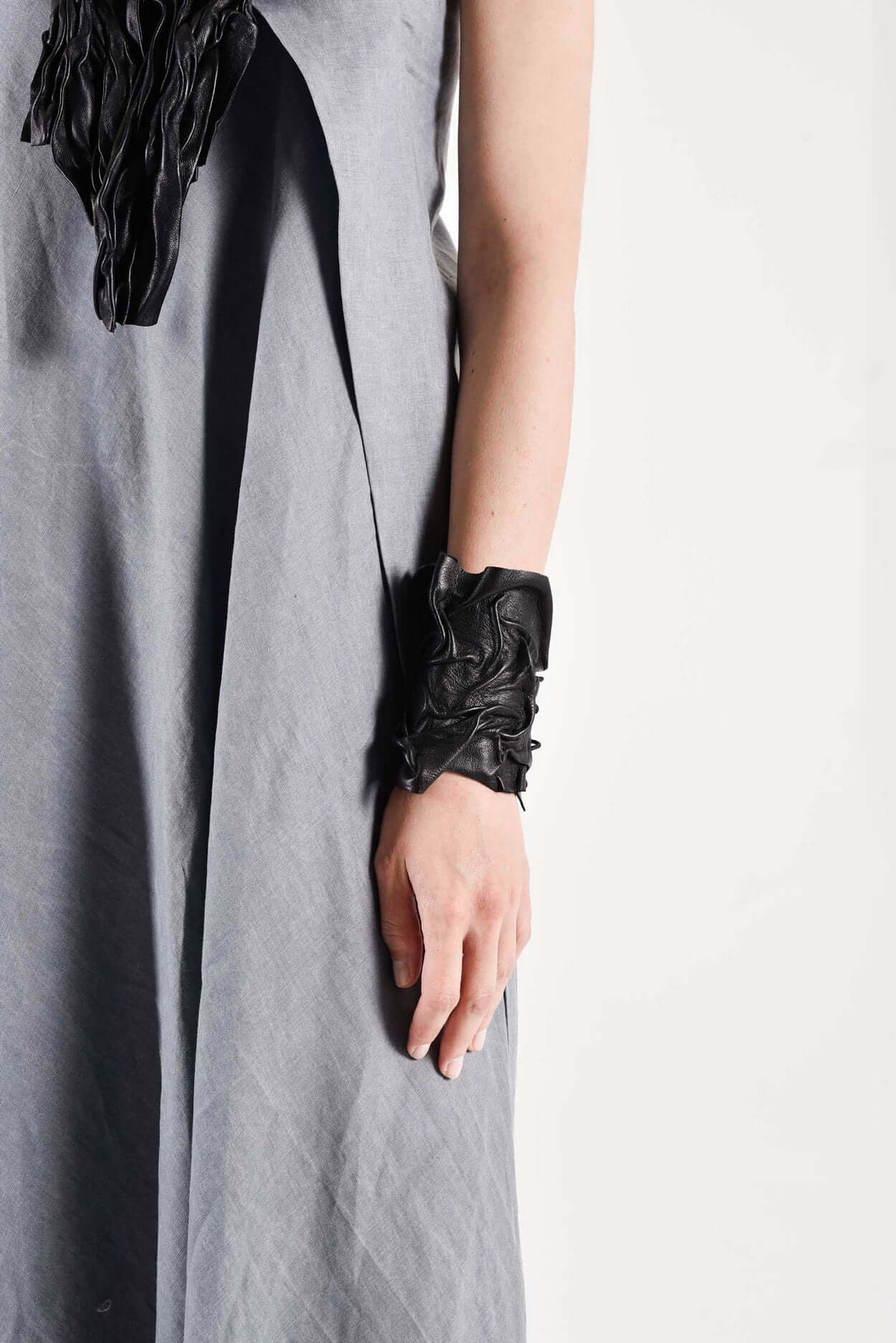 Manchette extravagante en cuir