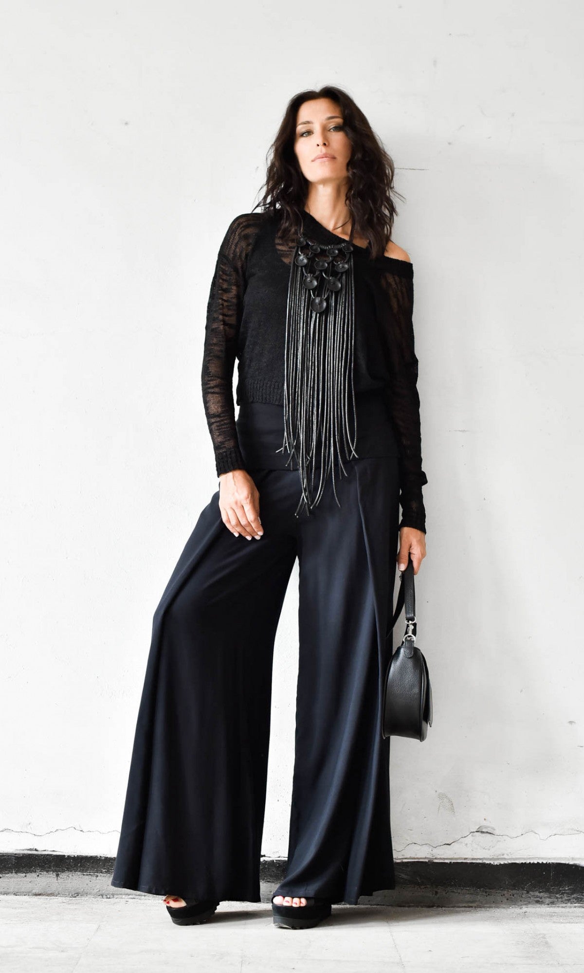 Long collier orné de cuir riche