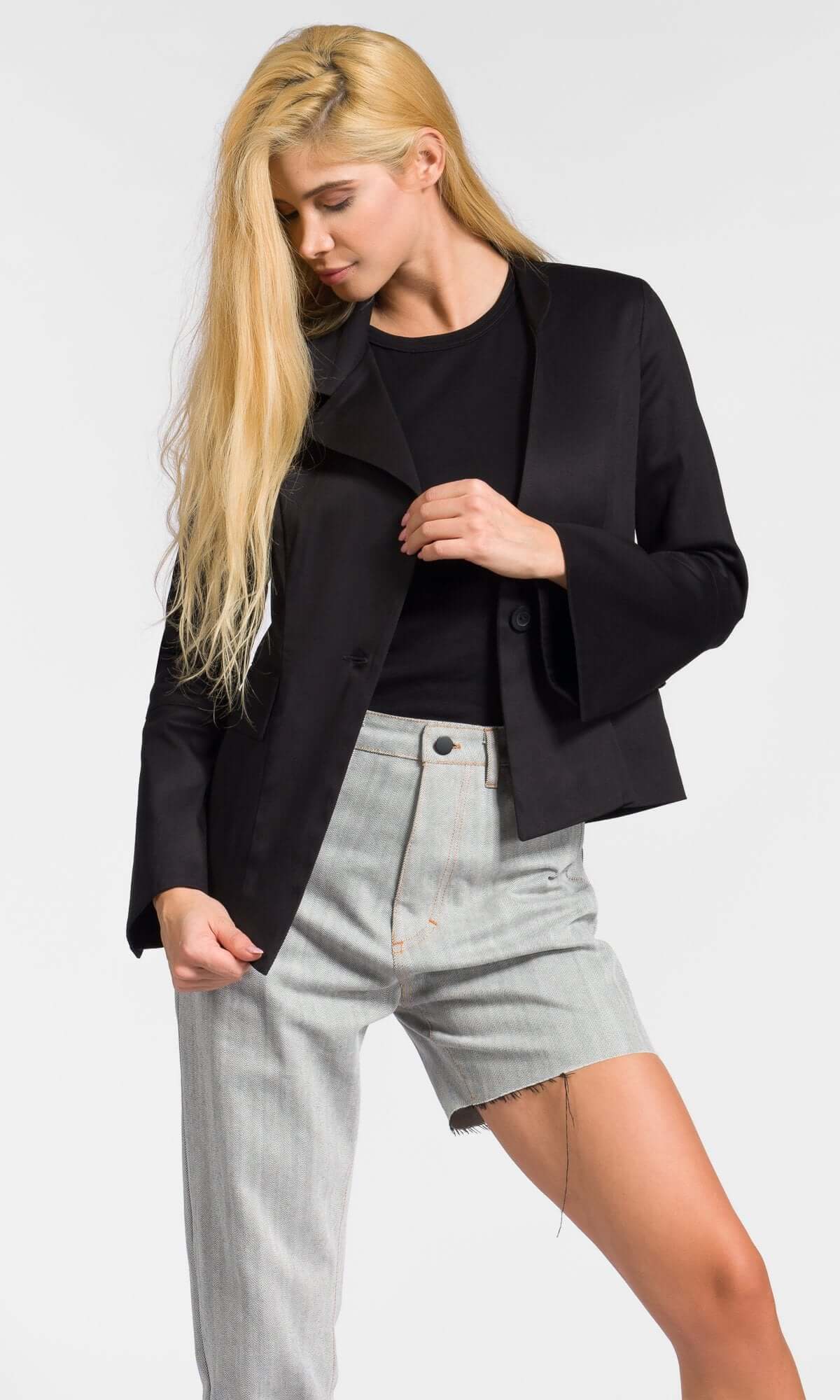 Blazer court asymétrique à manches évasées