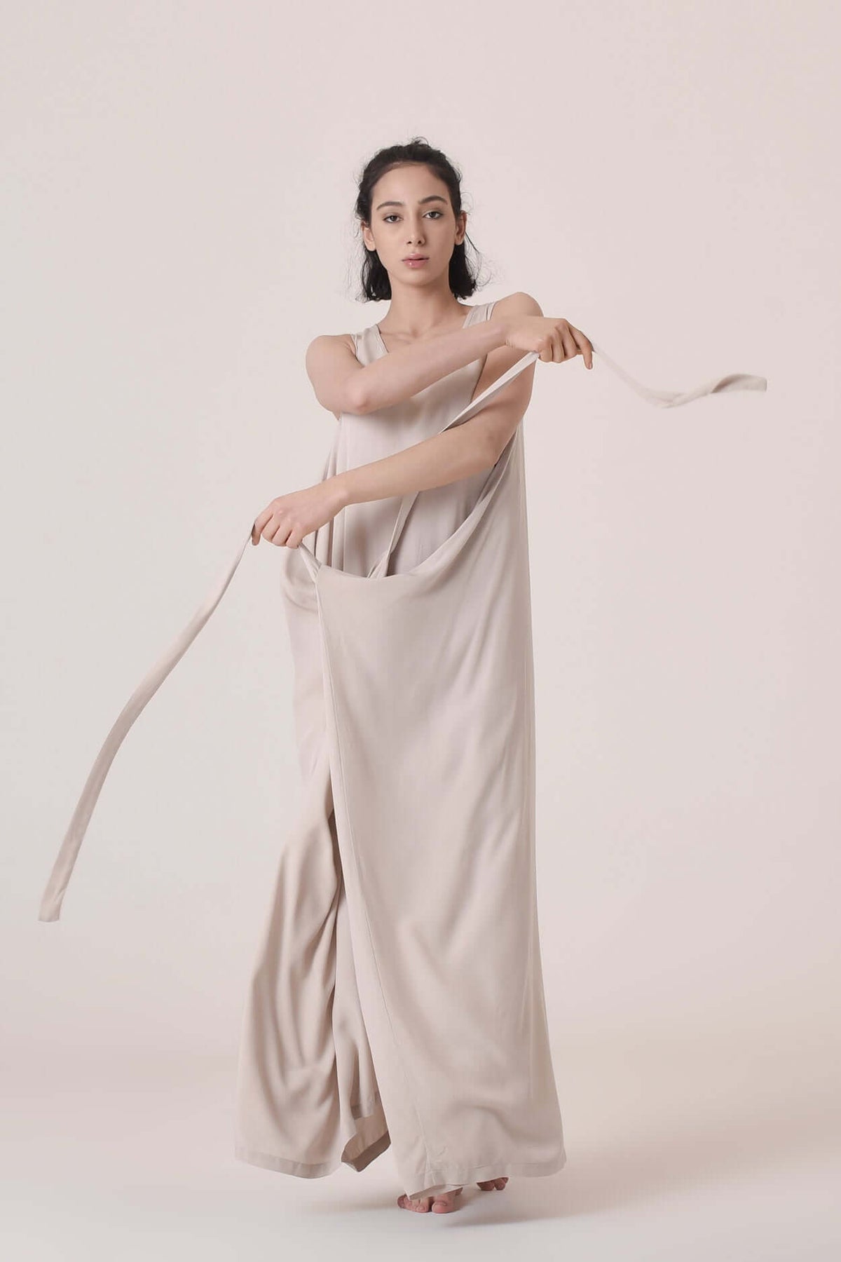 Maxi abito estivo drappeggiato con cintura regolabile