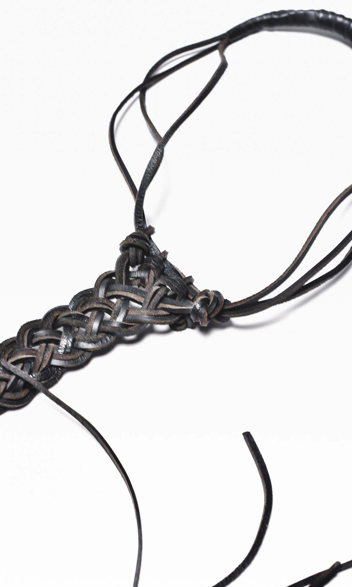 Collana in pelle intrecciata