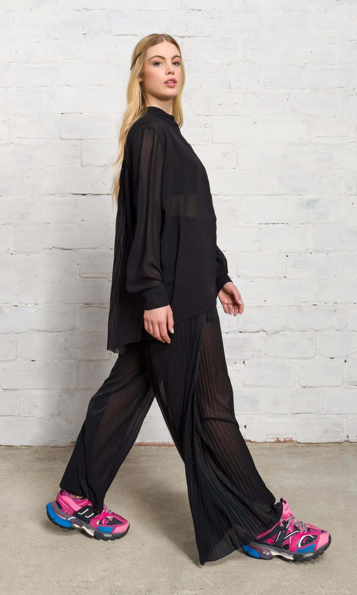 Completo due pezzi con pantaloni plissettati trasparenti