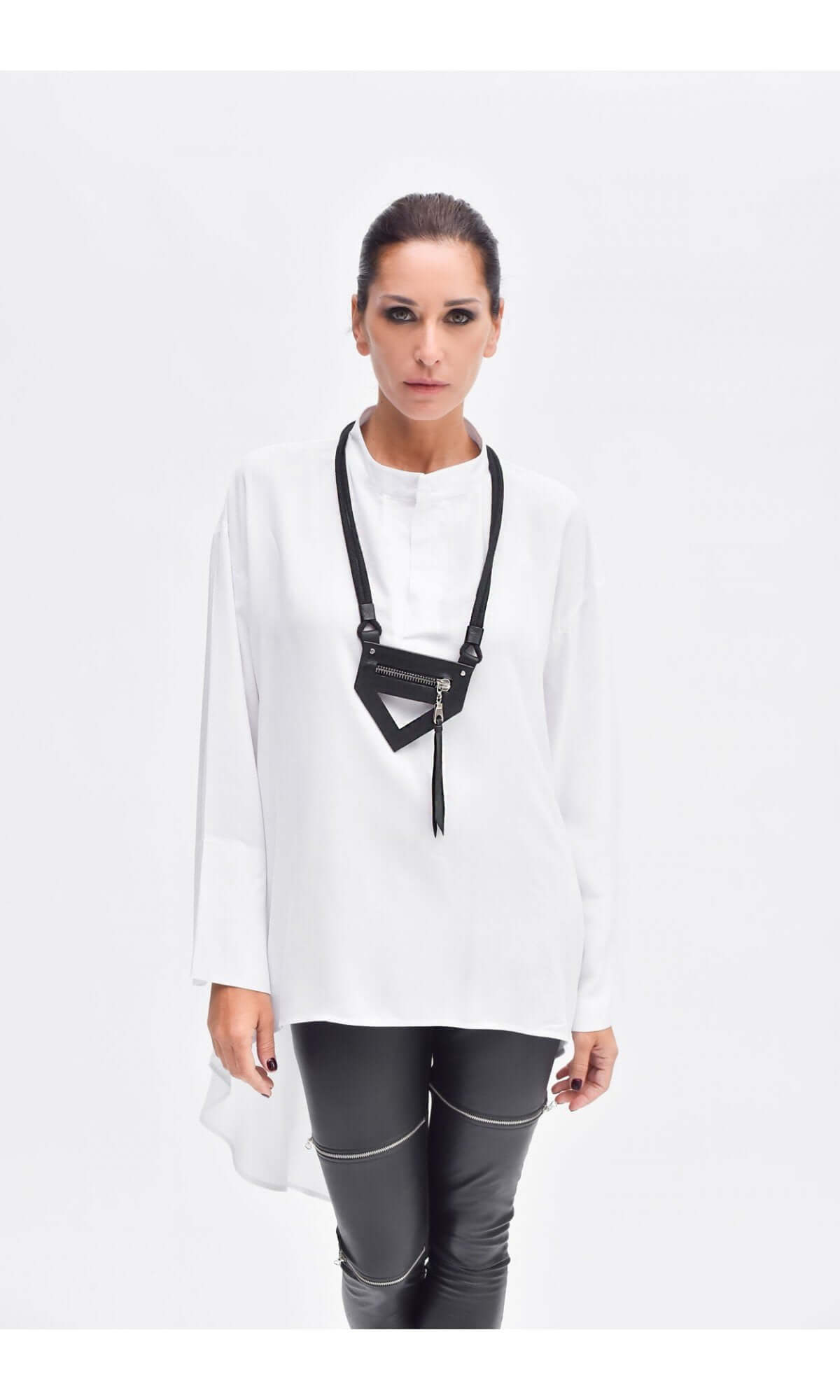 Collana in pelle con cerniera triangolare