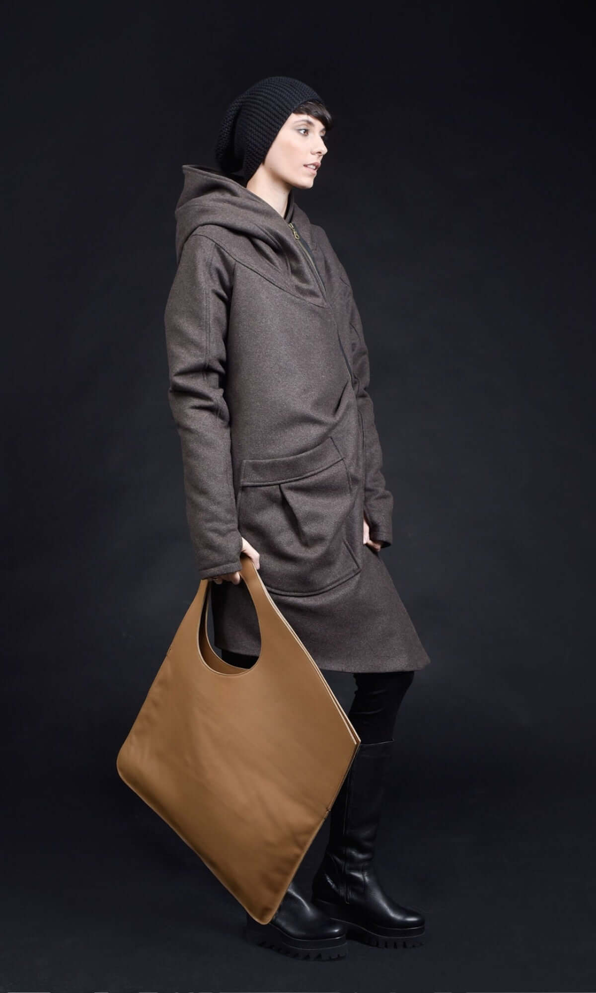 Manteau asymétrique audacieux à capuche en cachemire A07198