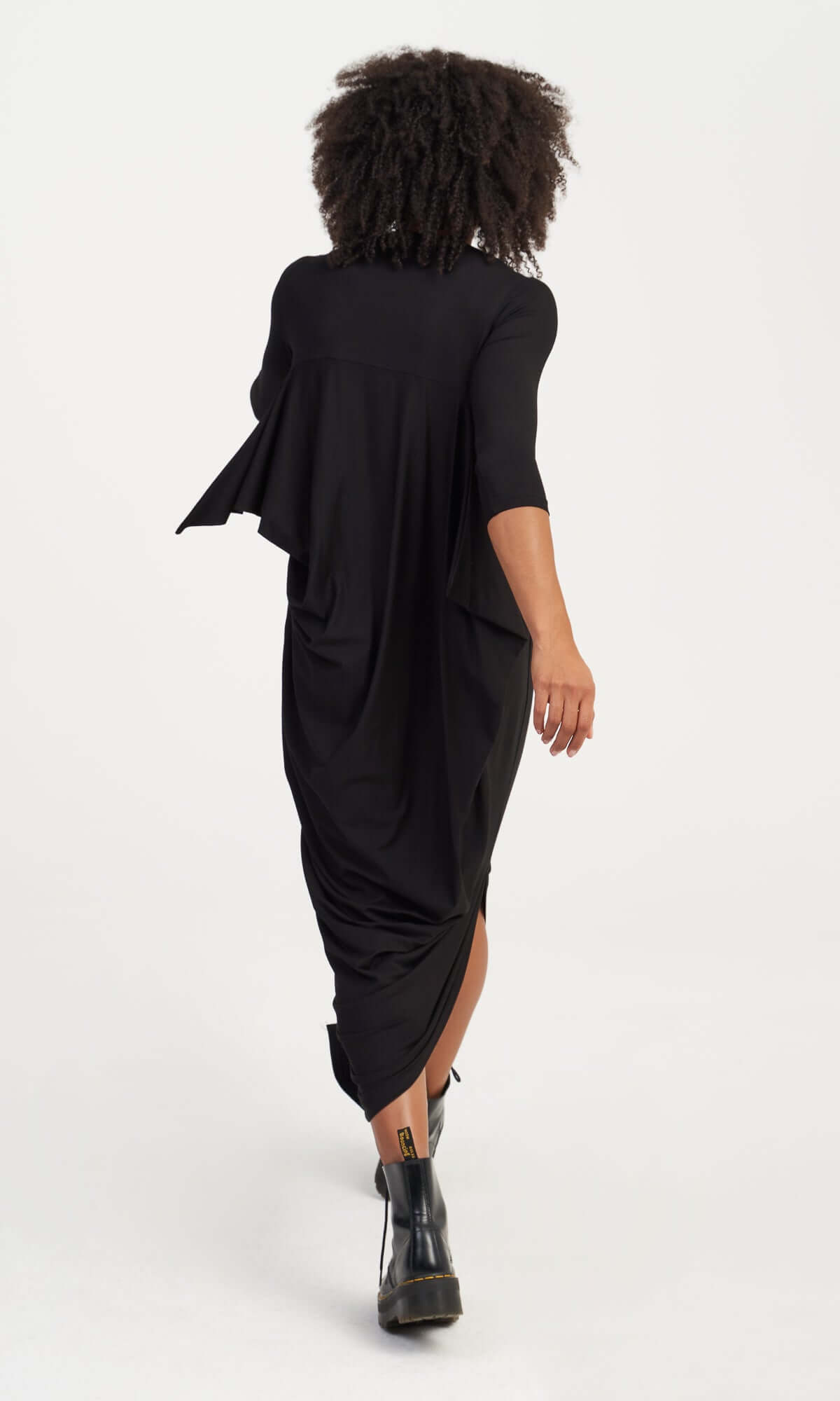 Robe longue asymétrique avec fente latérale