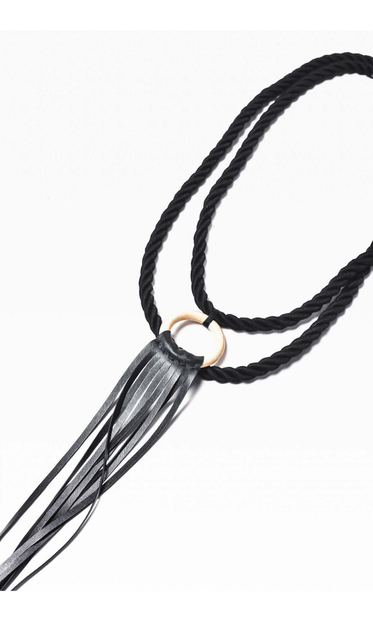 Extralange Halskette aus echtem Leder mit Ring und Fransen A16249