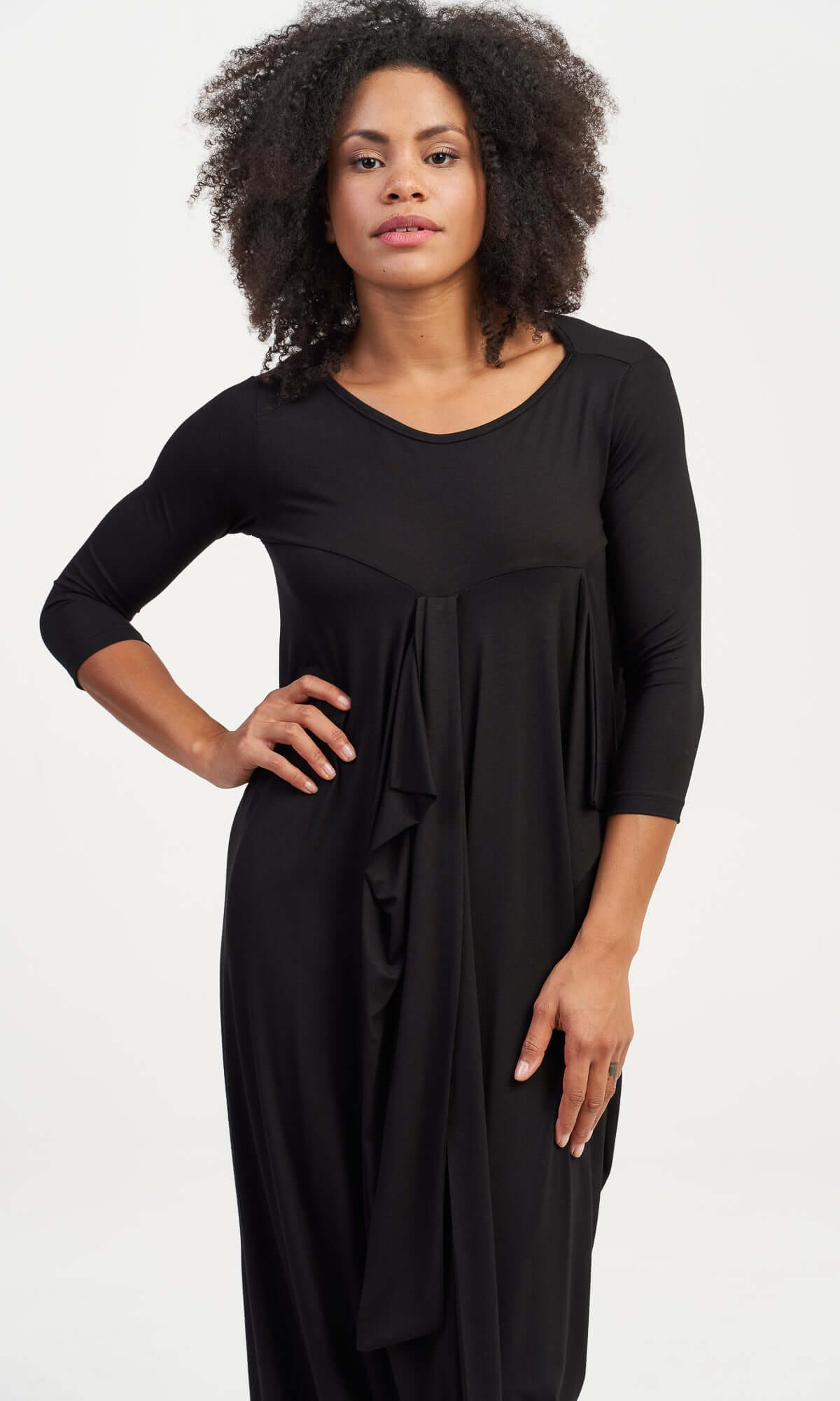 Robe longue asymétrique avec fente latérale