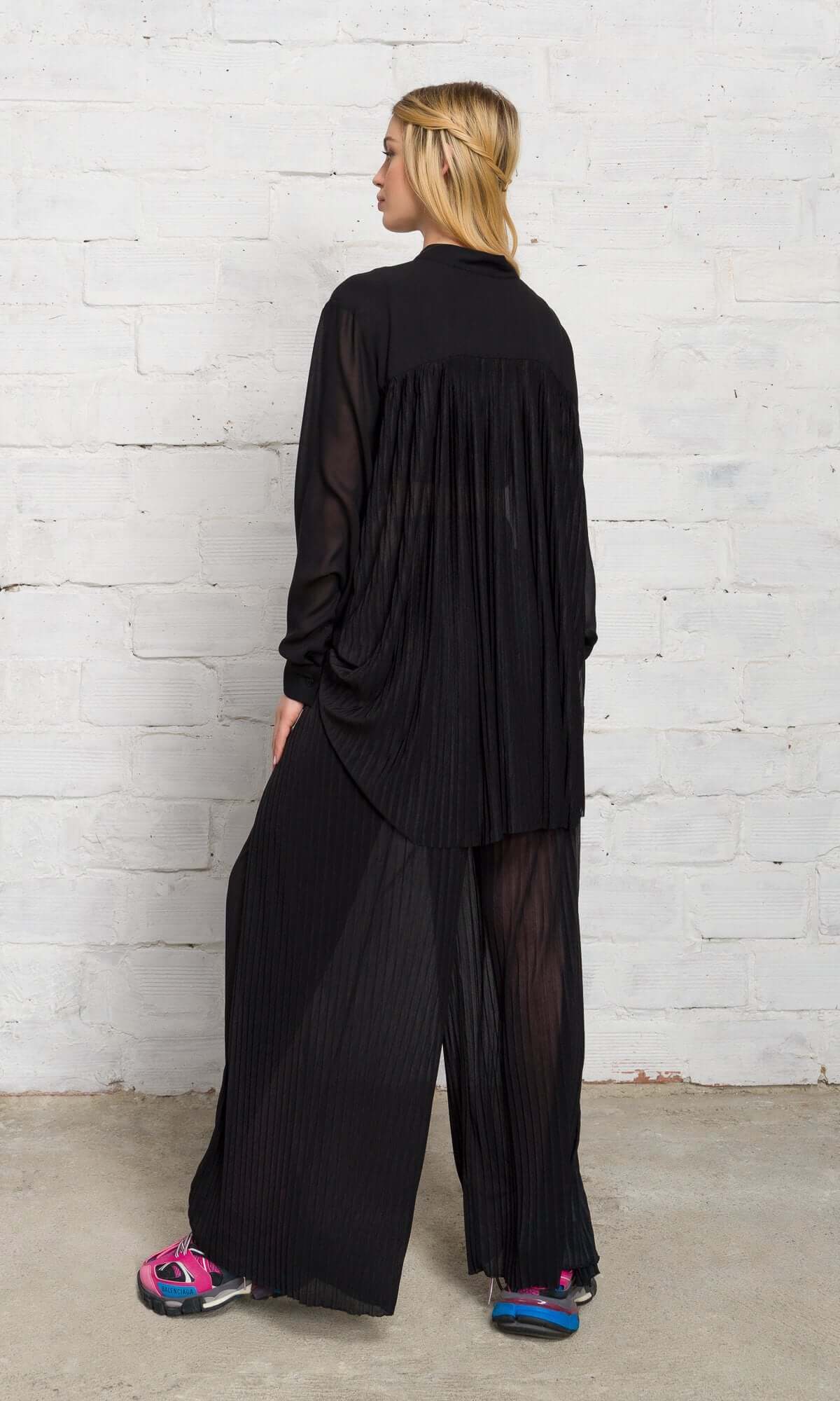 Completo due pezzi con pantaloni plissettati trasparenti