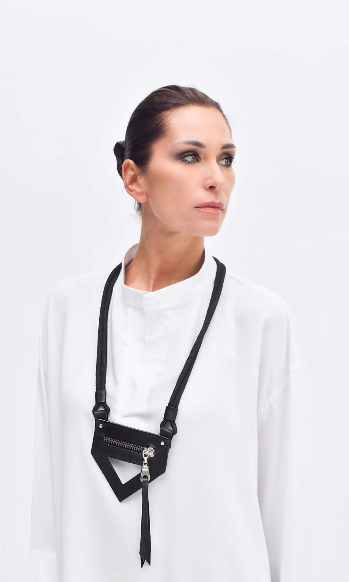 Collana in pelle con cerniera triangolare
