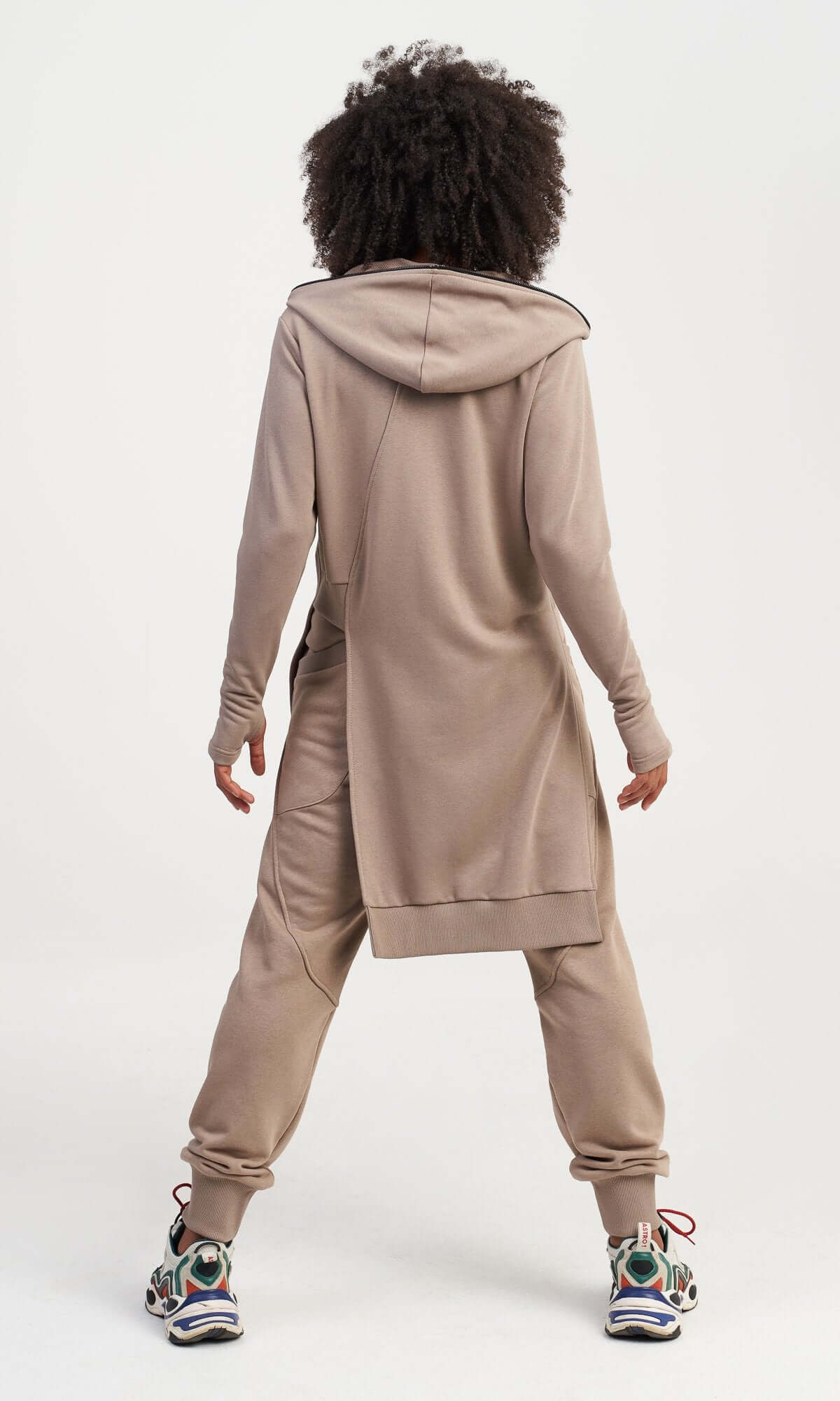 Sweat à capuche de longueur asymétrique