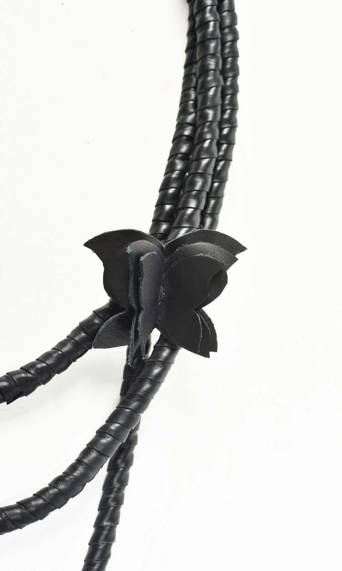 Bellissima collana in pelle con farfalla