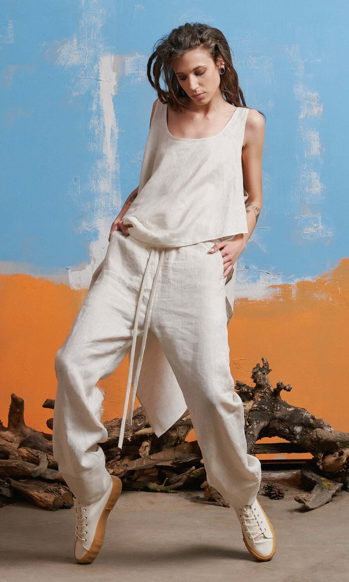 Pantaloni in lino con ampi polsini alle caviglie
