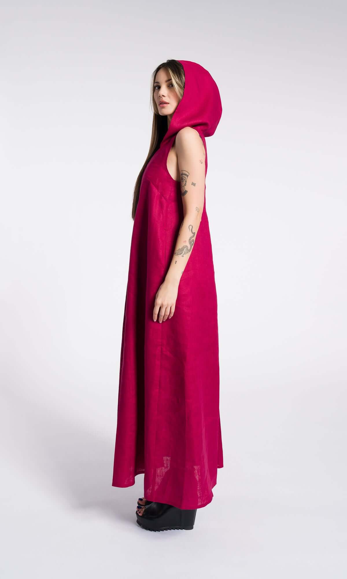 Sommerliches Leinen-Maxikleid mit vorderer Falte, Kapuze und Seitentaschen