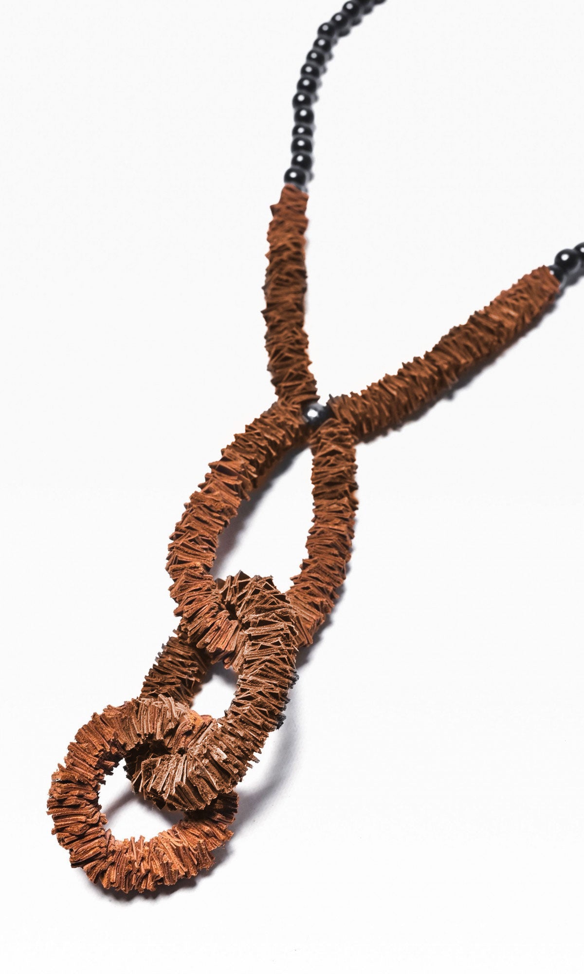 Collier extra-long extravagant en cuir véritable noir et marron avec perles