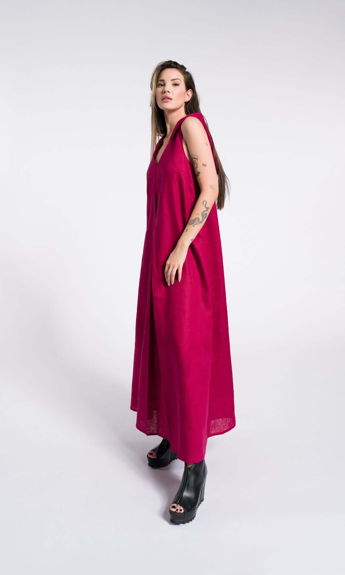 Robe longue d’été en lin avec pli sur le devant, capuche et poches latérales