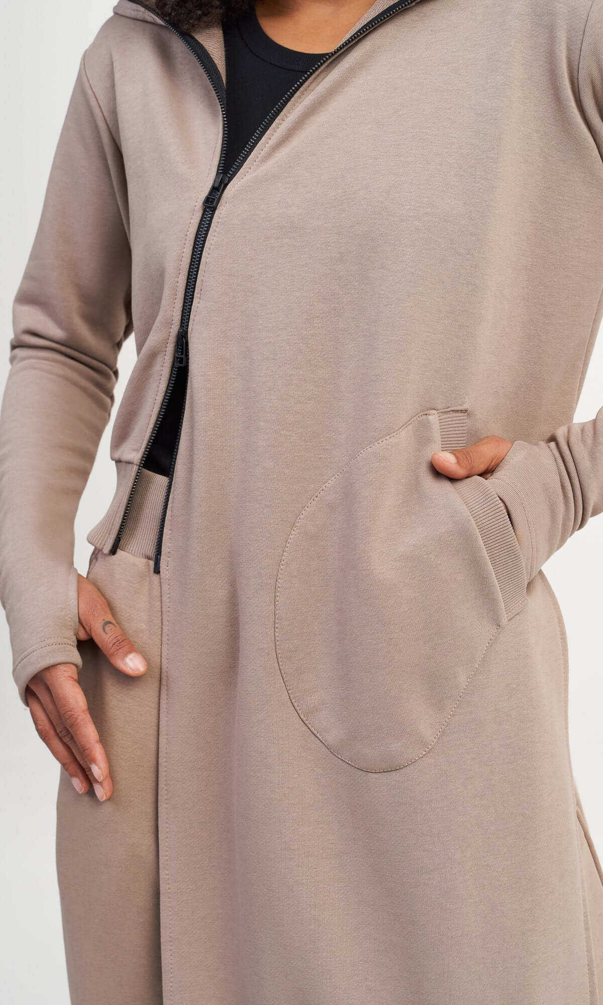 Sweat à capuche de longueur asymétrique
