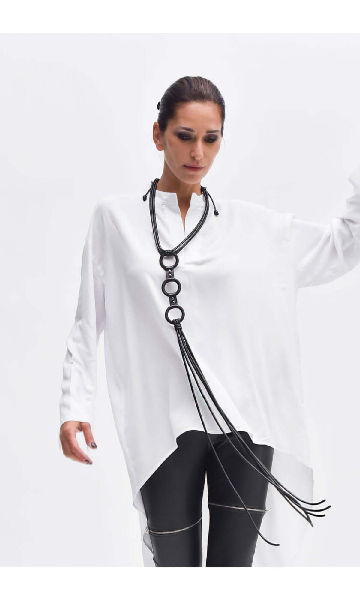 Collana lunga con cerchi in pelle