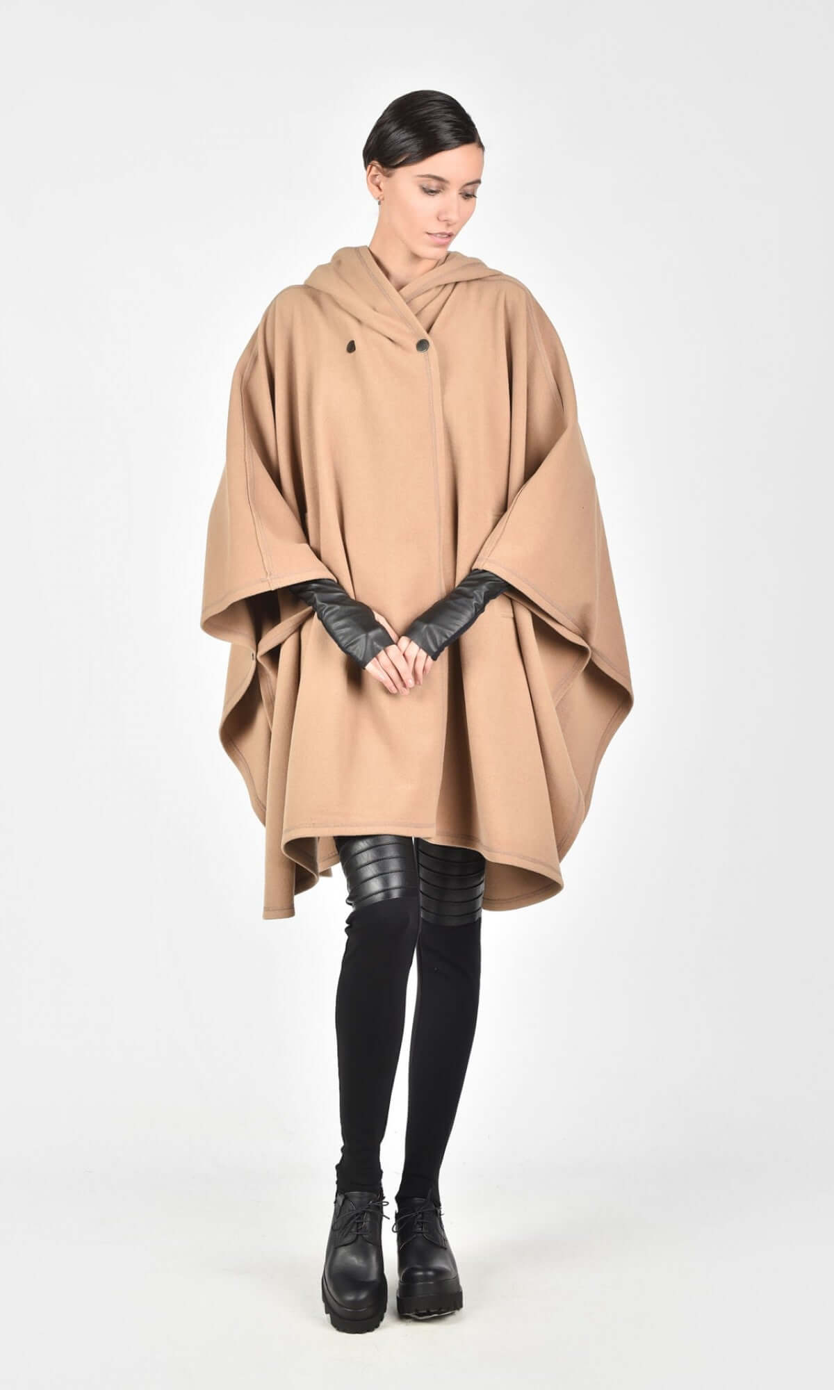 Cappotto poncho in cashmere con cappuccio