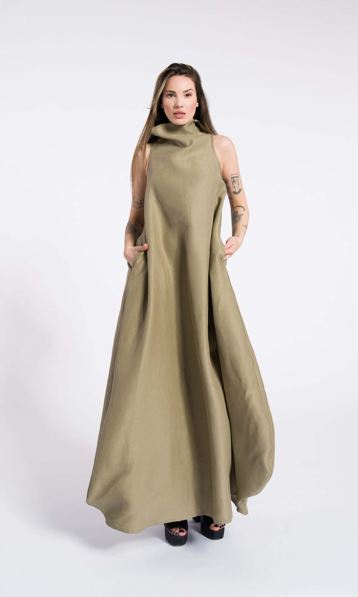 Abito cocoon in lino a collo alto