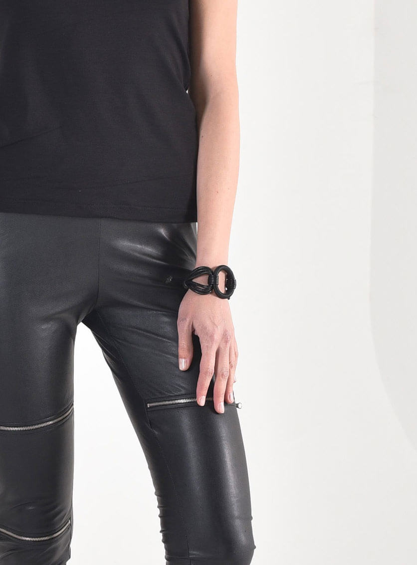 Bracciale nero stravagante in pelle con cerchi