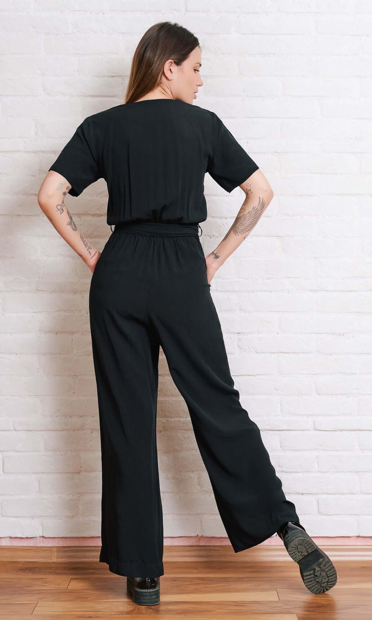 Jumpsuit mit weitem Bein und Bindegürtel