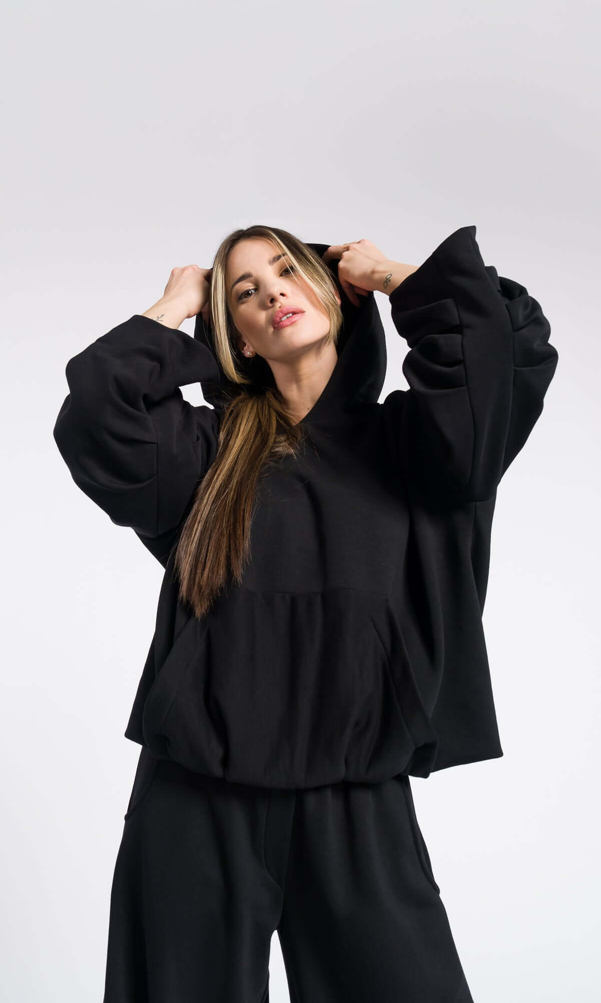 Hoodie nera autunnale, felpa calda con cappuccio in cotone, modello intero con tasca a canguro
