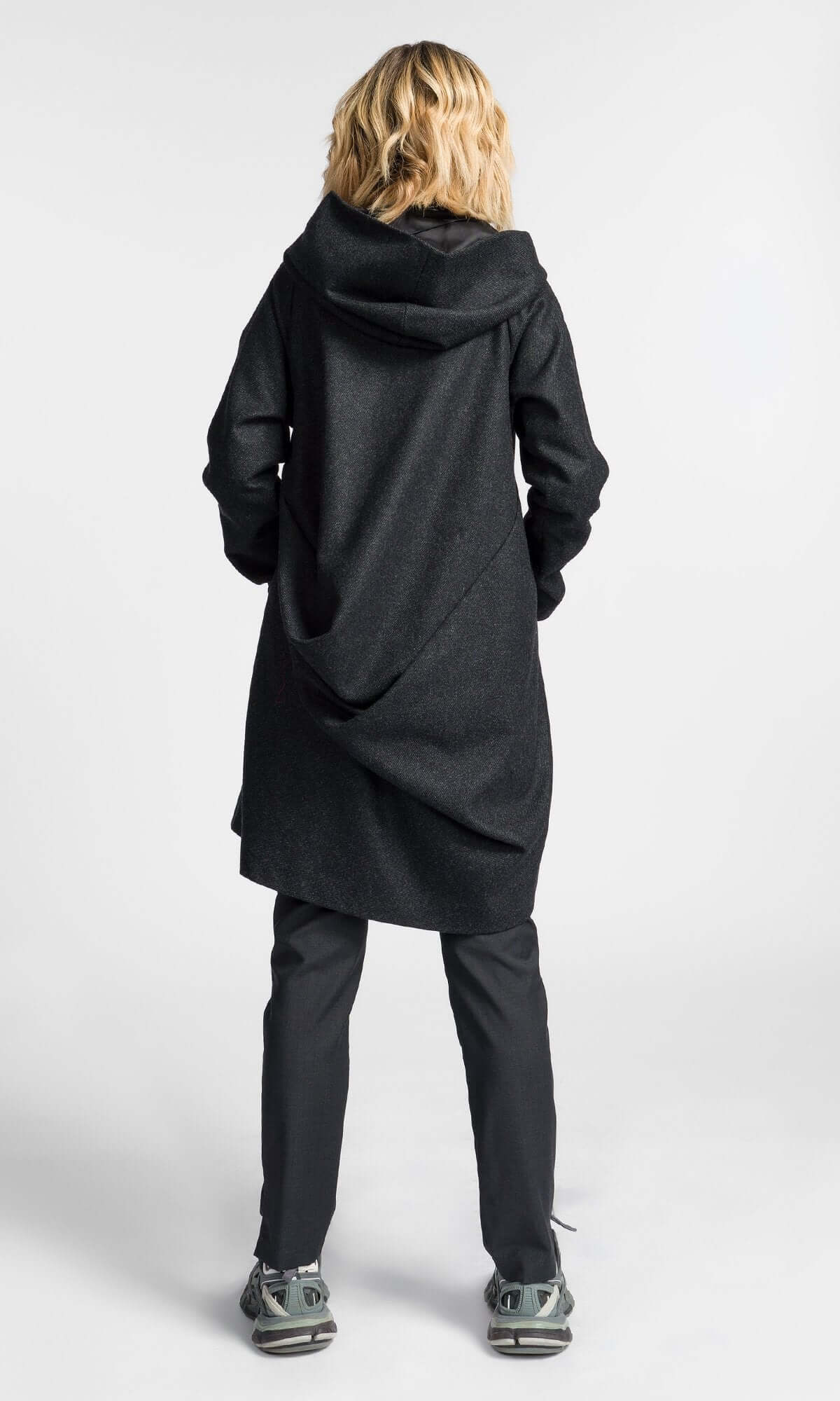 Manteau asymétrique à dos drapé