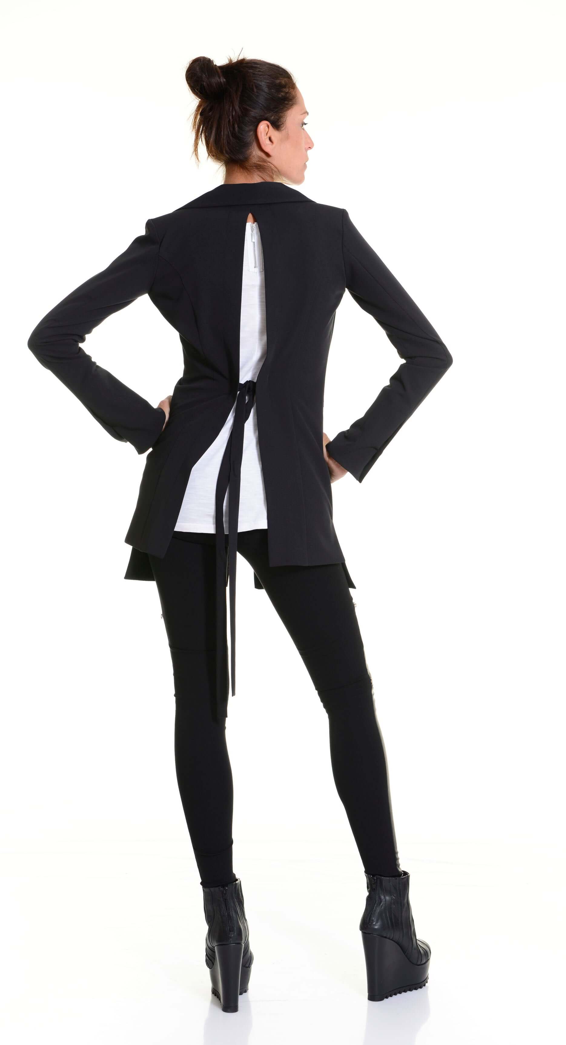 Blazer originale con bottoni e schiena scoperta